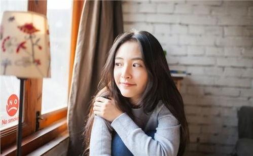 南京大二校花吃瓜视频播放,校园生活瞬间引爆网络