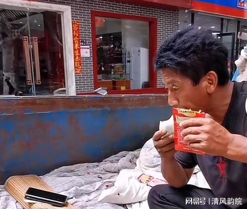 卖瓜男子吃咸菜的视频播放,卖瓜男子吃咸菜视频走红网络