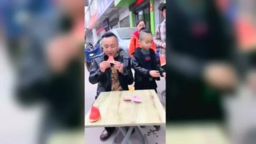 夏天父子吃瓜比赛视频,夏日父子欢乐瓜王争霸赛