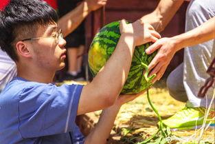 女子玩套圈吃瓜视频,女子玩套圈吃瓜视频走红网络